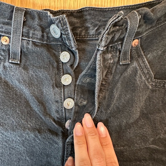 Levi’s 501® Original High Rise Mid-Thigh Women's Shorts - Picture 5 of 7